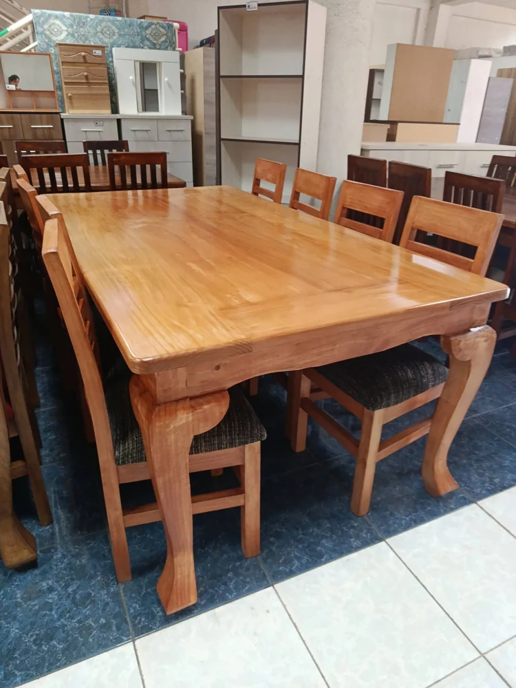 Comedor de madera con sillas exhibido en Mueblería San Pedro